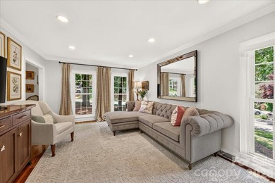Welcome to Williamsburg Raintree! This updated 5-bedroom house - photo 5