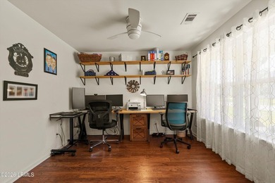 Beautifully maintained 3-Bedroom 2.5 Bath home with a dedicated - photo 6