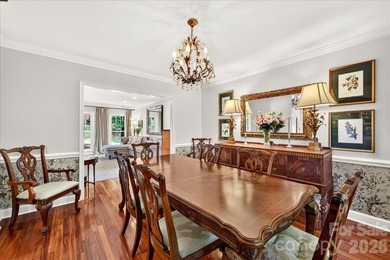 Welcome to Williamsburg Raintree! This updated 5-bedroom house - photo 9