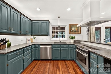 Welcome to Williamsburg Raintree! This updated 5-bedroom house - photo 10