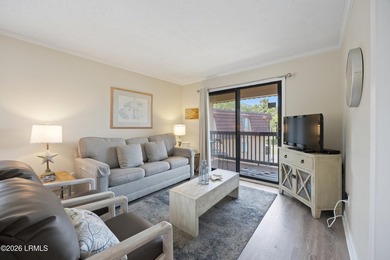 Nicely maintained 2-bedroom, 2-bath Tennis Villa located on the - photo 2