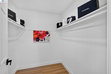 This beautiful, bright, renovated 4 bedroom 3 bath modern home - photo 39