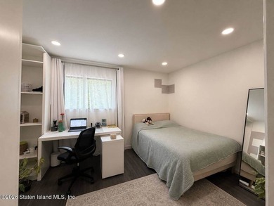 This stunning recently renovated 3 bedrooms duplex condo sits in - photo 6