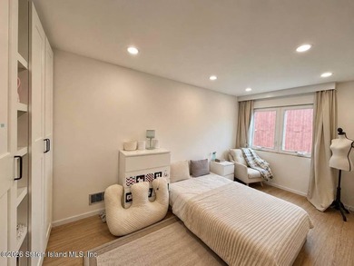 This stunning recently renovated 3 bedrooms duplex condo sits in - photo 9