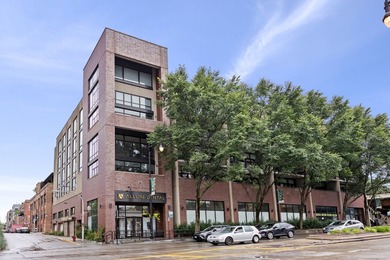 (private lake, pond, creek) Condo Active Under Contract in Chicago Illinois