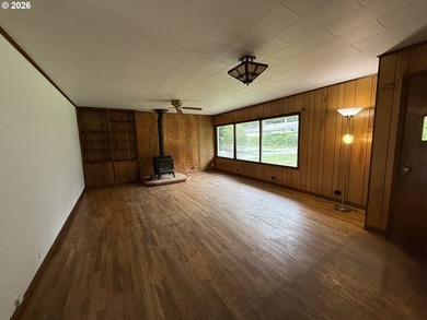 END OF ROAD PRIVACY!! Charming 3 bedroom 1 1/2 bath home located - photo 5