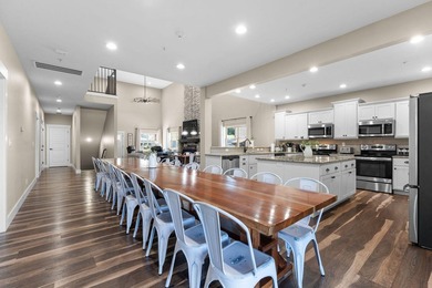 Experience luxury, scale, in this stunning 9-bedroom, 9-bathroom - photo 4