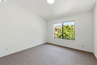 Bright & corner unit Upgraded Condo | Prime Fremont Location - photo 31