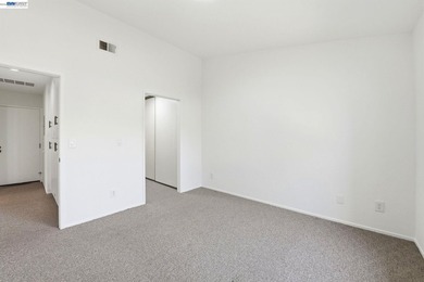 Bright & corner unit Upgraded Condo | Prime Fremont Location - photo 34