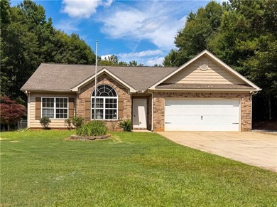 Situated on just over one acre, this well-maintained 3-bedroom - photo 1