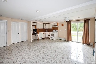 Welcome to this wonderful mid-block Hi Ranch offering space - photo 8