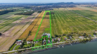 Lake Home For Sale in Saint-Basile-le-Grand, 