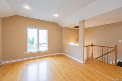 Beautifully maintained custom-appointed hi-ranch! Built in 2004 - photo 12
