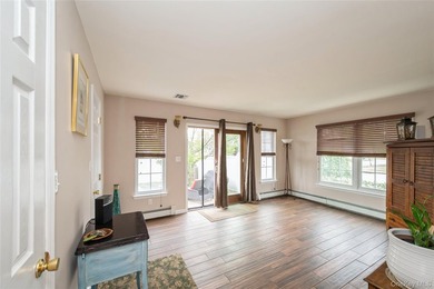 Beautifully maintained custom-appointed hi-ranch! Built in 2004 - photo 17