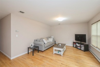 Beautifully maintained custom-appointed hi-ranch! Built in 2004 - photo 18