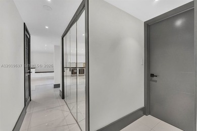 Beautifully upgraded 3 bedroom 2 bathroom first floor corner - photo 22