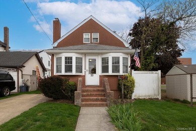 Welcome to this cozy 1-bedroom, 1.5-bathroom bungalow located in - photo 1