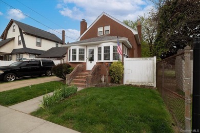 Welcome to this cozy 1-bedroom, 1.5-bathroom bungalow located in - photo 2