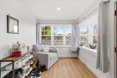 Welcome to this cozy 1-bedroom, 1.5-bathroom bungalow located in - photo 4