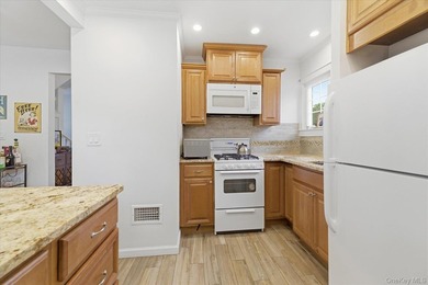Welcome to this cozy 1-bedroom, 1.5-bathroom bungalow located in - photo 10