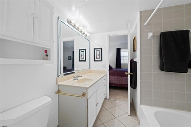 Spacious 2-bedroom, 1-bathroom condo located in a private golf - photo 14