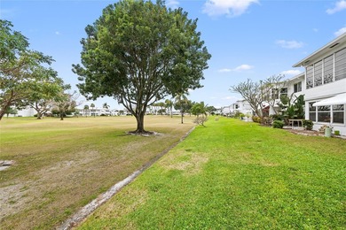Spacious 2-bedroom, 1-bathroom condo located in a private golf - photo 21