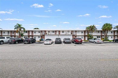 Spacious 2-bedroom, 1-bathroom condo located in a private golf - photo 23