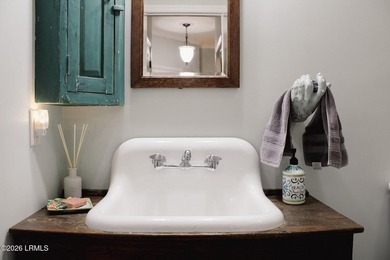 Welcome to 10 Mariners Court, a beautifully renovated gem - photo 9