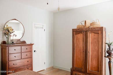 Welcome to 10 Mariners Court, a beautifully renovated gem - photo 10