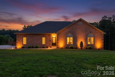 Tucked away in the back of a quiet cove, this stunning 3-bedroom - photo 1