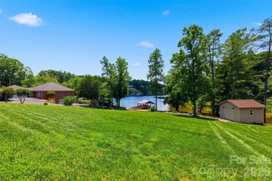 Tucked away in the back of a quiet cove, this stunning 3-bedroom - photo 2