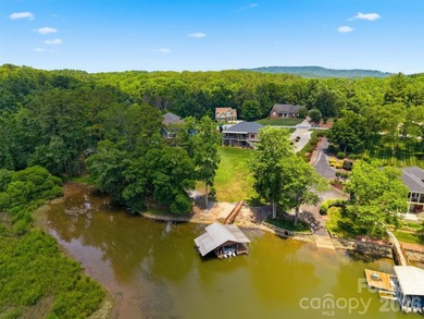 Tucked away in the back of a quiet cove, this stunning 3-bedroom - photo 3