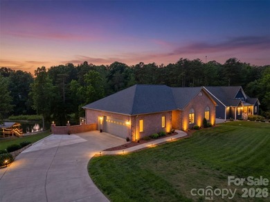Tucked away in the back of a quiet cove, this stunning 3-bedroom - photo 4