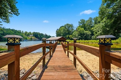 Tucked away in the back of a quiet cove, this stunning 3-bedroom - photo 8