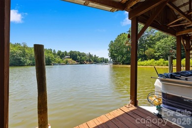 Tucked away in the back of a quiet cove, this stunning 3-bedroom - photo 9
