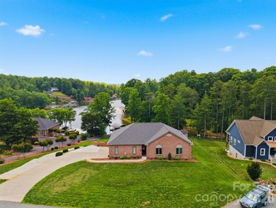 Tucked away in the back of a quiet cove, this stunning 3-bedroom - photo 10