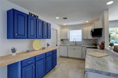 The Heart of Old Florida Awaits in this 3 BD/1 BA/1GA! Step back - photo 4