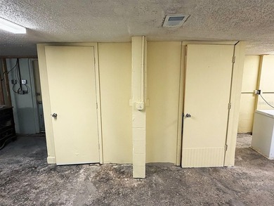 Commercial warehouse. Zoned C3. 5,512 sq ft of heated space - photo 15
