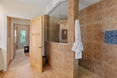 This beautifully maintained soft contemporary home offers luxury - photo 21