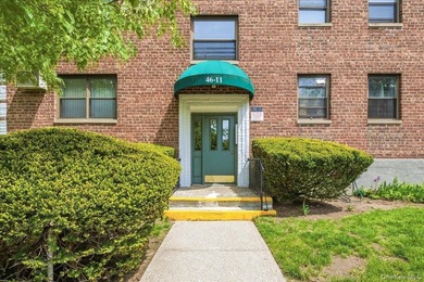 Bright and roomy one bedroom apt on top floor. Large living and - photo 1