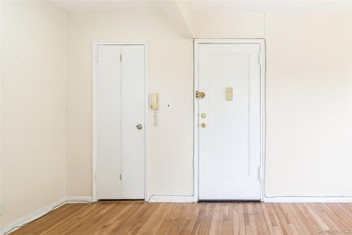 Bright and roomy one bedroom apt on top floor. Large living and - photo 2