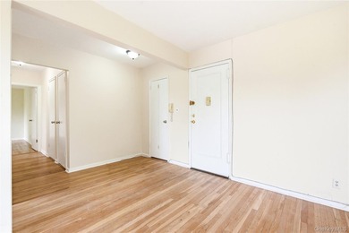 Bright and roomy one bedroom apt on top floor. Large living and - photo 3