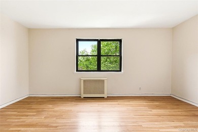 Bright and roomy one bedroom apt on top floor. Large living and - photo 4