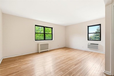 Bright and roomy one bedroom apt on top floor. Large living and - photo 5