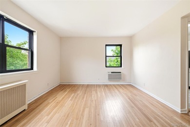 Bright and roomy one bedroom apt on top floor. Large living and - photo 6