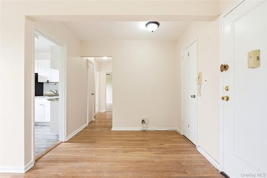 Bright and roomy one bedroom apt on top floor. Large living and - photo 8