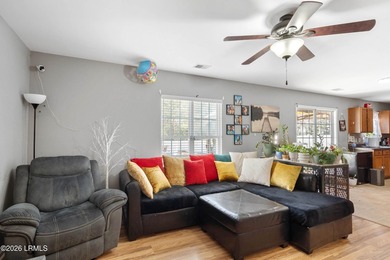 Welcome home to this spacious and beautifully maintained - photo 4