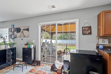 Welcome home to this spacious and beautifully maintained - photo 9