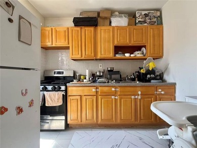 Solid brick 6-family building located in the heart of Bay Ridge - photo 3