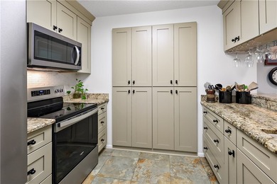 Hello LUXURY in this beautifully upgraded END UNIT! PLUS live a - photo 1